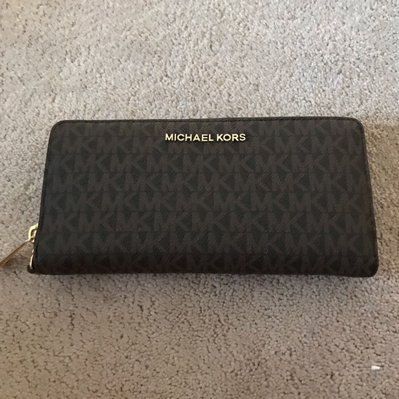 Brand new Michael Kors jet set travel wristlet